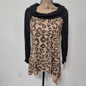CASALEE leopard super soft cowl neck asymmetrical hem tunic size medium‎